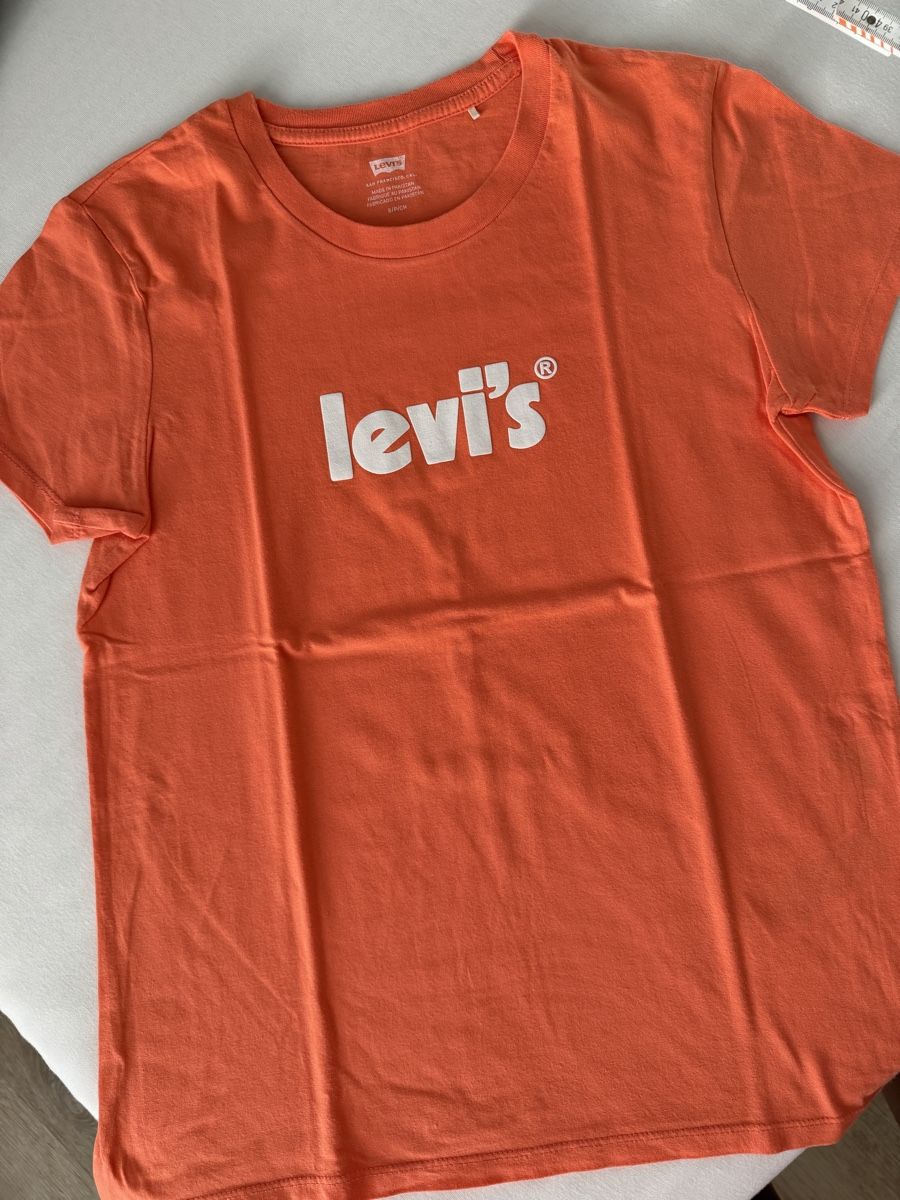 Levi's T-Shirts: Levi‘s Orange S T-Shirt – Gebraucht aus Kloten von now20160