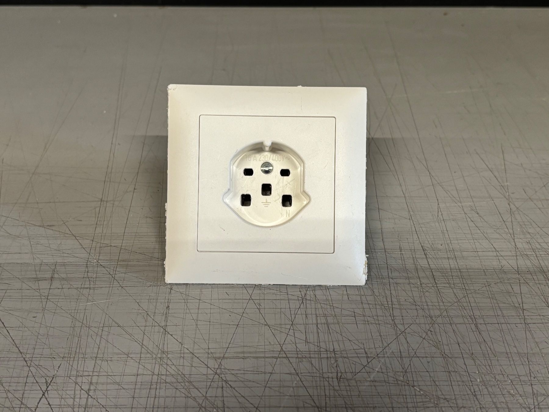 Feller Stecker: Feller Steckdose weiss 16A 230/400V – Gebraucht aus Winterthur von ReUse_Baumarkt