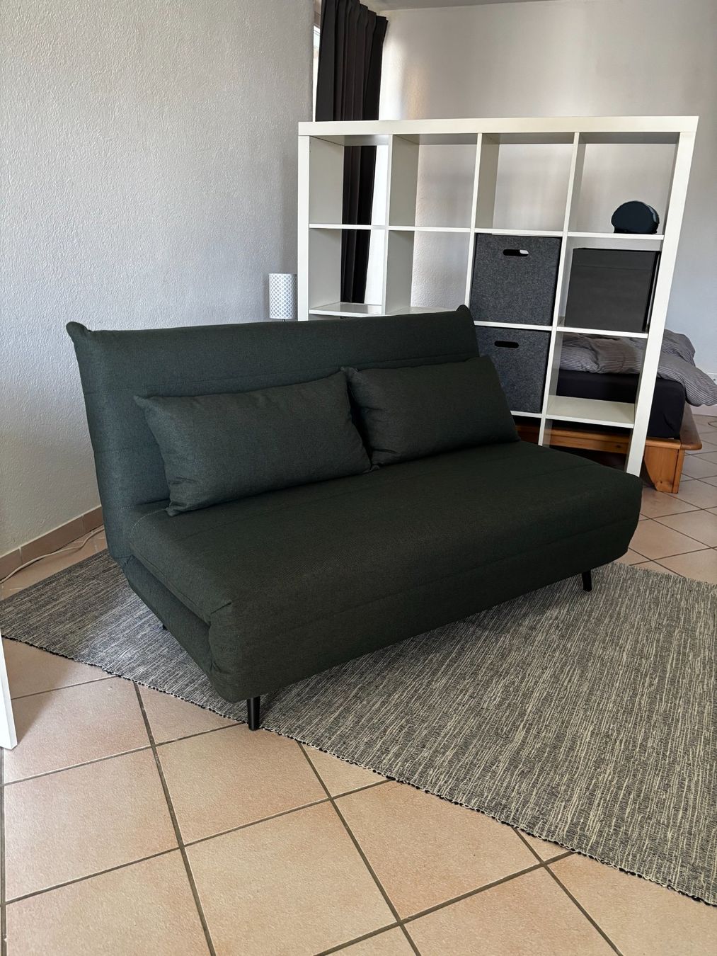 Sofas: Canapé-lit dépliable avec coussins – D'occasion à Biel/Bienne par Didine68