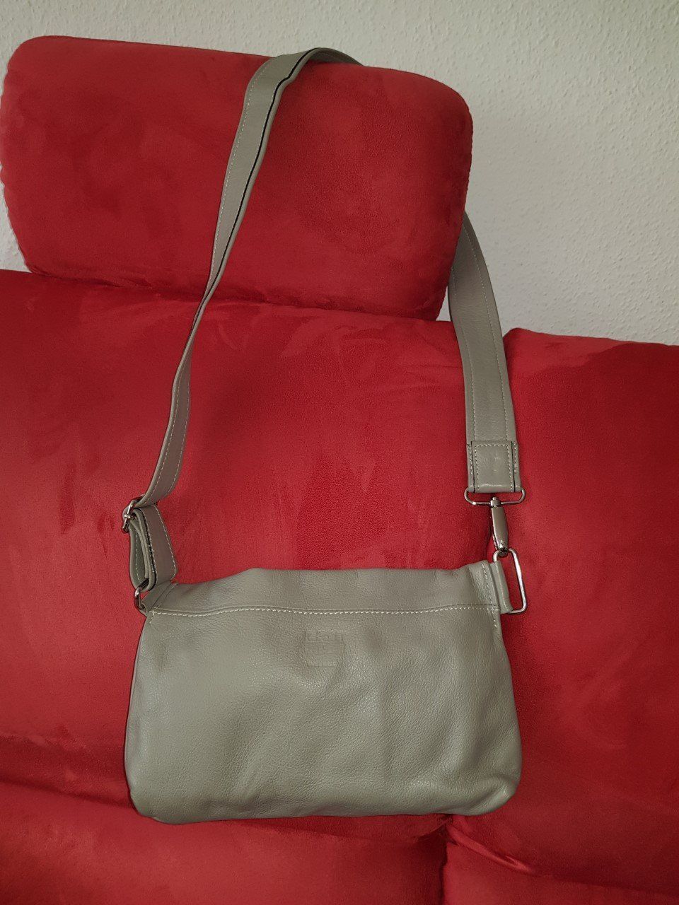 Borse da donna: Klein Basel Leder Handtasche/Umhängetasche – Usato da Basel venduto da chien008 2