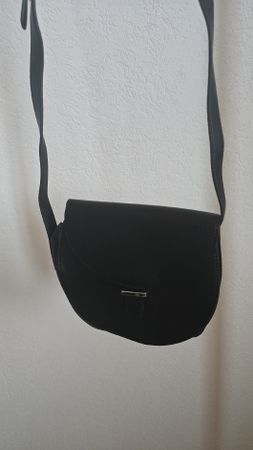schwarze Umhängetasche