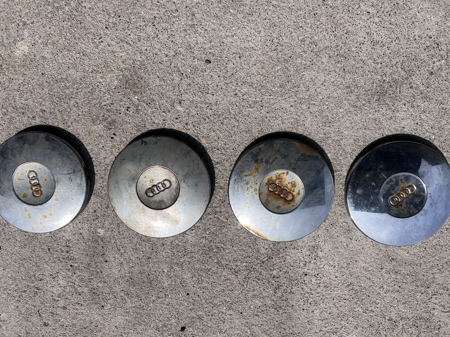 Audi Alle Autoersatzteile: 4x Audi Nabenkappen / Felgendeckel Oldtimer – Gebraucht aus Liebefeld von Donkalkbrenn
