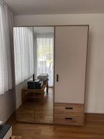 Neuer Kleiderschrank mit Spiegel