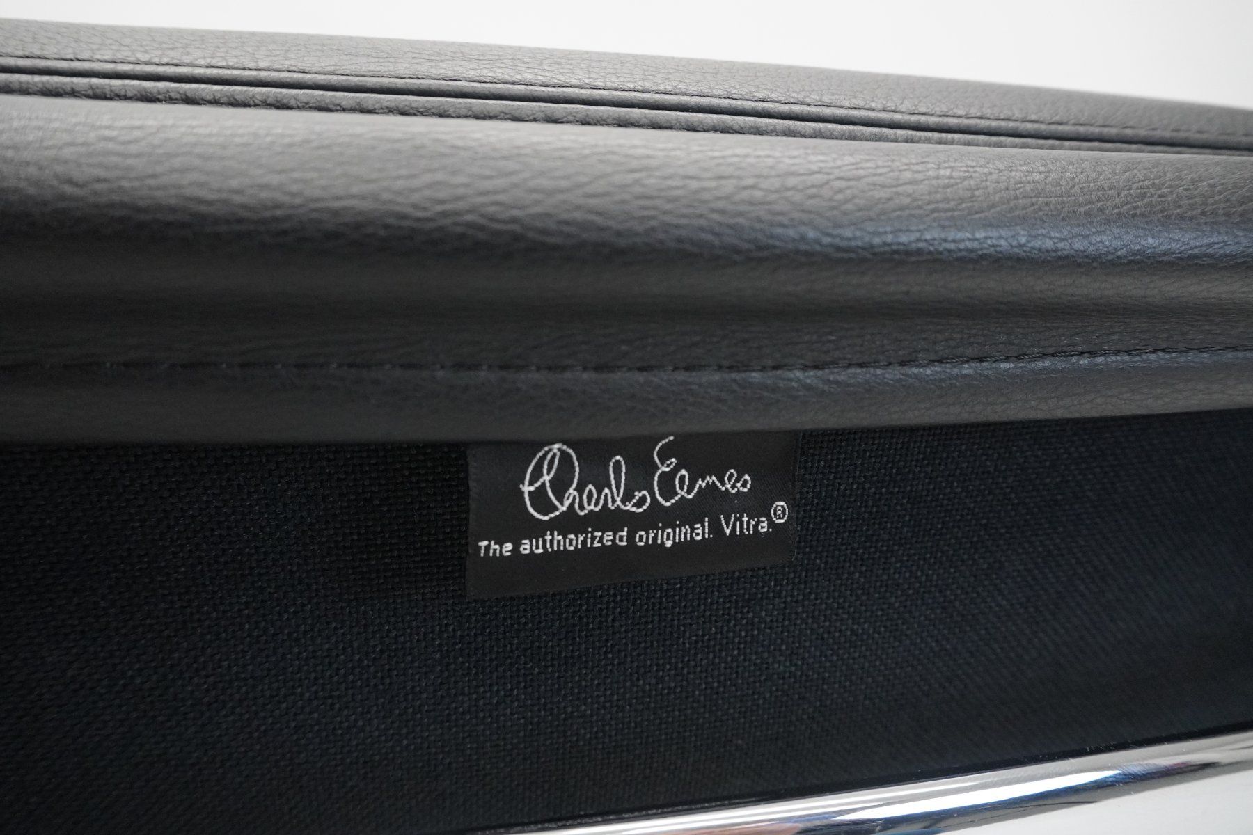 Vitra Sedie: Original Vitra Eames Soft Pad EA208 Leder nero neuwertig – Usato da Bad Zurzach venduto da QLASSIQ 9