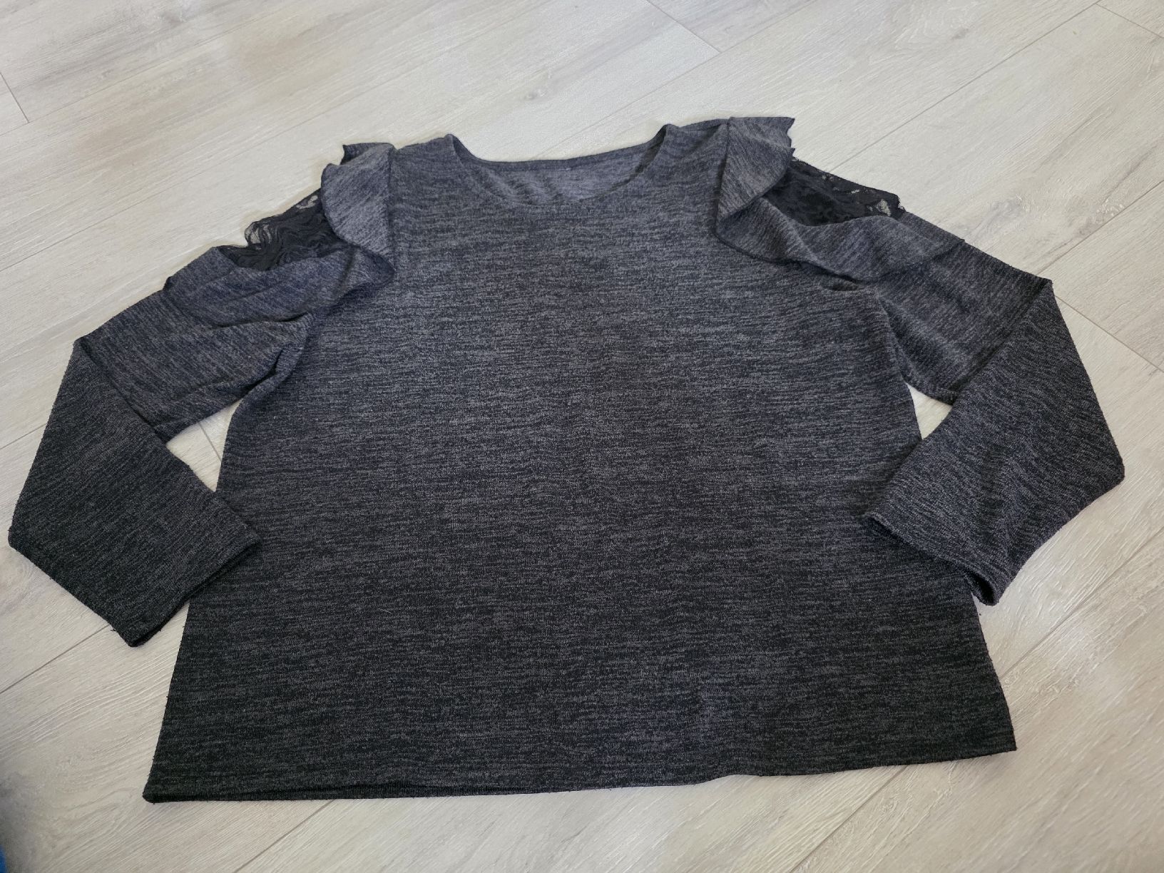 Maglioni & Felpe: Damen Pullover grau mit Spitzendetail an Schultern gr M – Usato da Wigoltingen venduto da Zuckerfee84