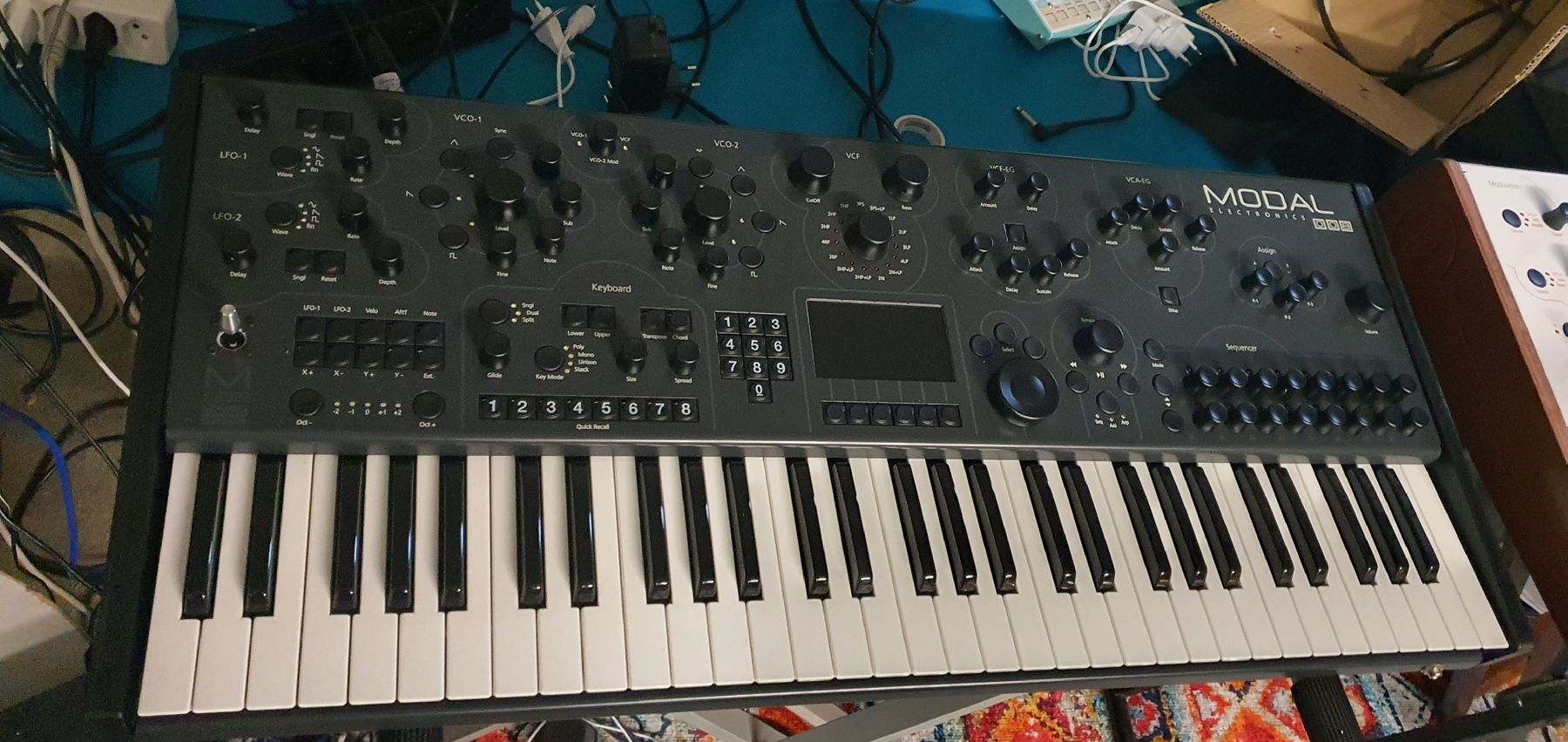 Modal Electronics Strumenti musicali: Modal 008 mit Koffer - wie neu – Nuovo (secondo la descrizione) da Muri AG venduto da Jeromia