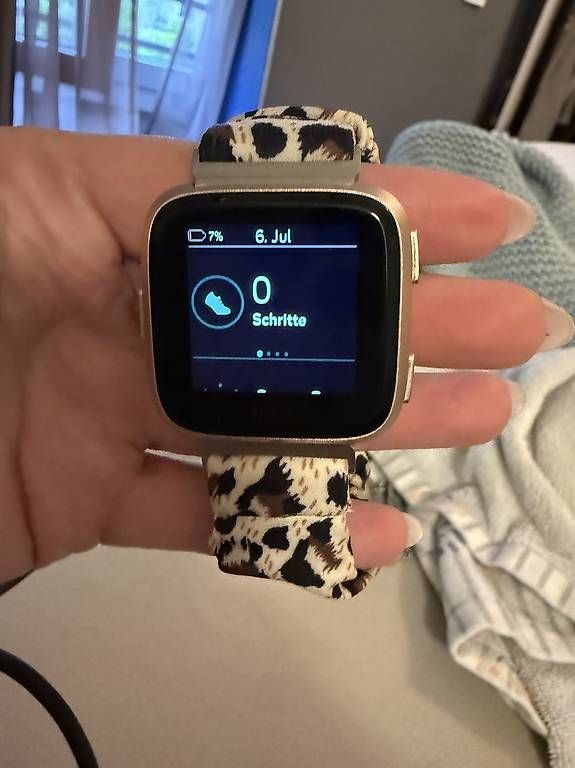 Smartwatch: Fitbit Versa 3 rosegold – Gebraucht aus Sissach von fre_5c77 1