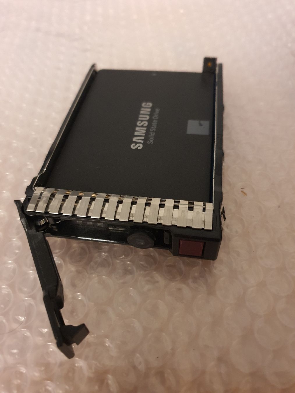 Hewlett Packard Server: HP 2.5" caddy with SSD 250GB for ProLiant Gen8 – Usato da La Tour-de-Peilz venduto da Gbes 1
