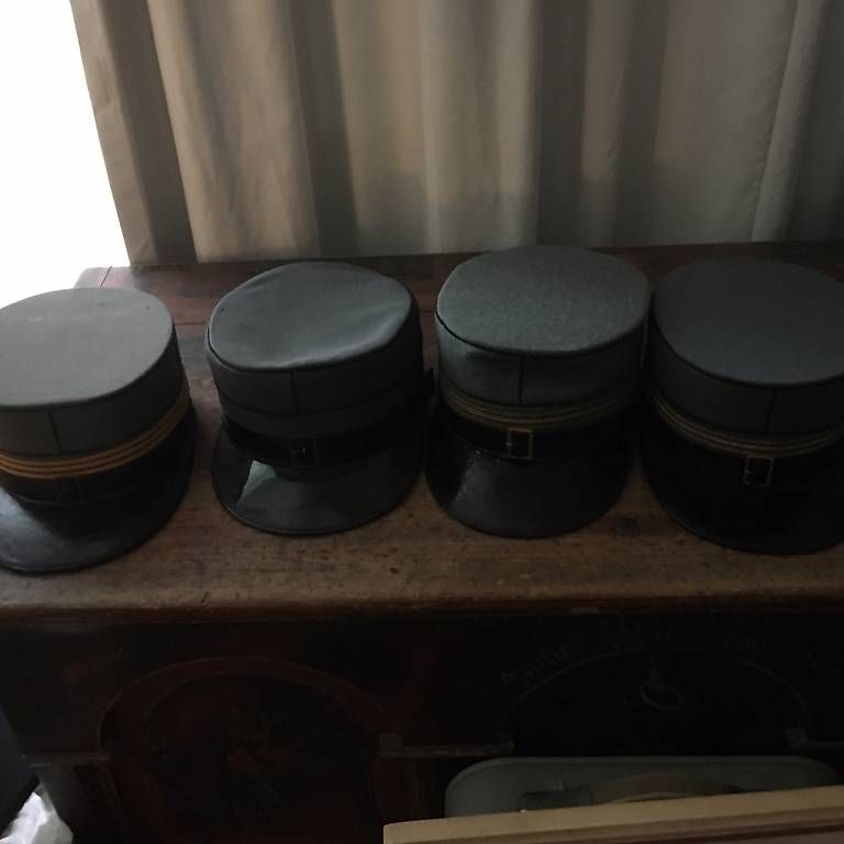 Uniformi: Militärhüte antik Polizeihut – Usato da Boll venduto da SIRIUSELIA