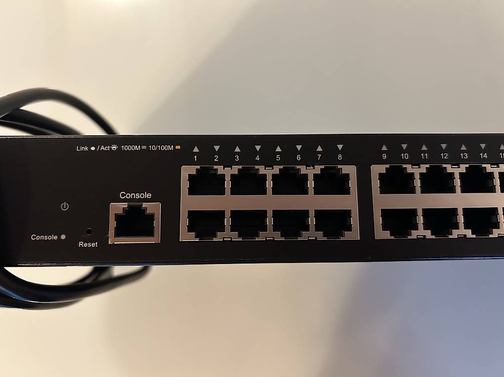 Hubs & Switches: D-Link Switch DGS-2000-28 28 Port – D'occasion à Müllheim Dorf par castor29 1