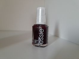 Essie Nagellack, Sole Mate, dunkles Weinrot 