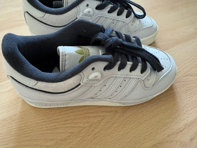 Adidas Damenschuhe: Adidas Turnschuhe – Gebraucht aus Unterkulm von Manubasso