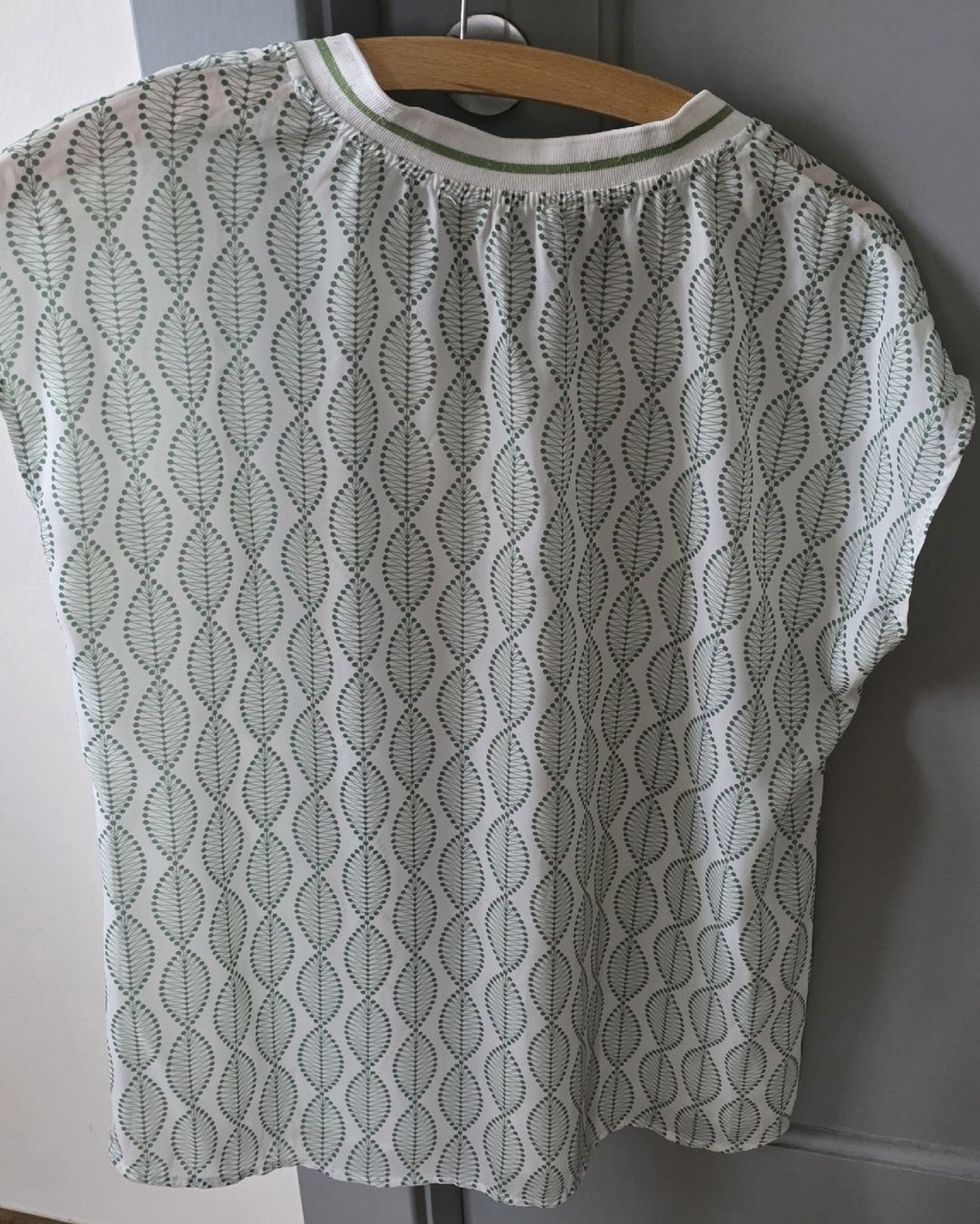 T-shirt: Tshirt Col V Blanc et Vert – Usato da Yverdon-les-Bains venduto da van_dq65 6