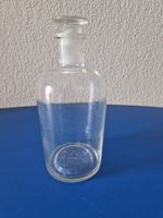 weisse Apothekerflasche mit Glasverschluss