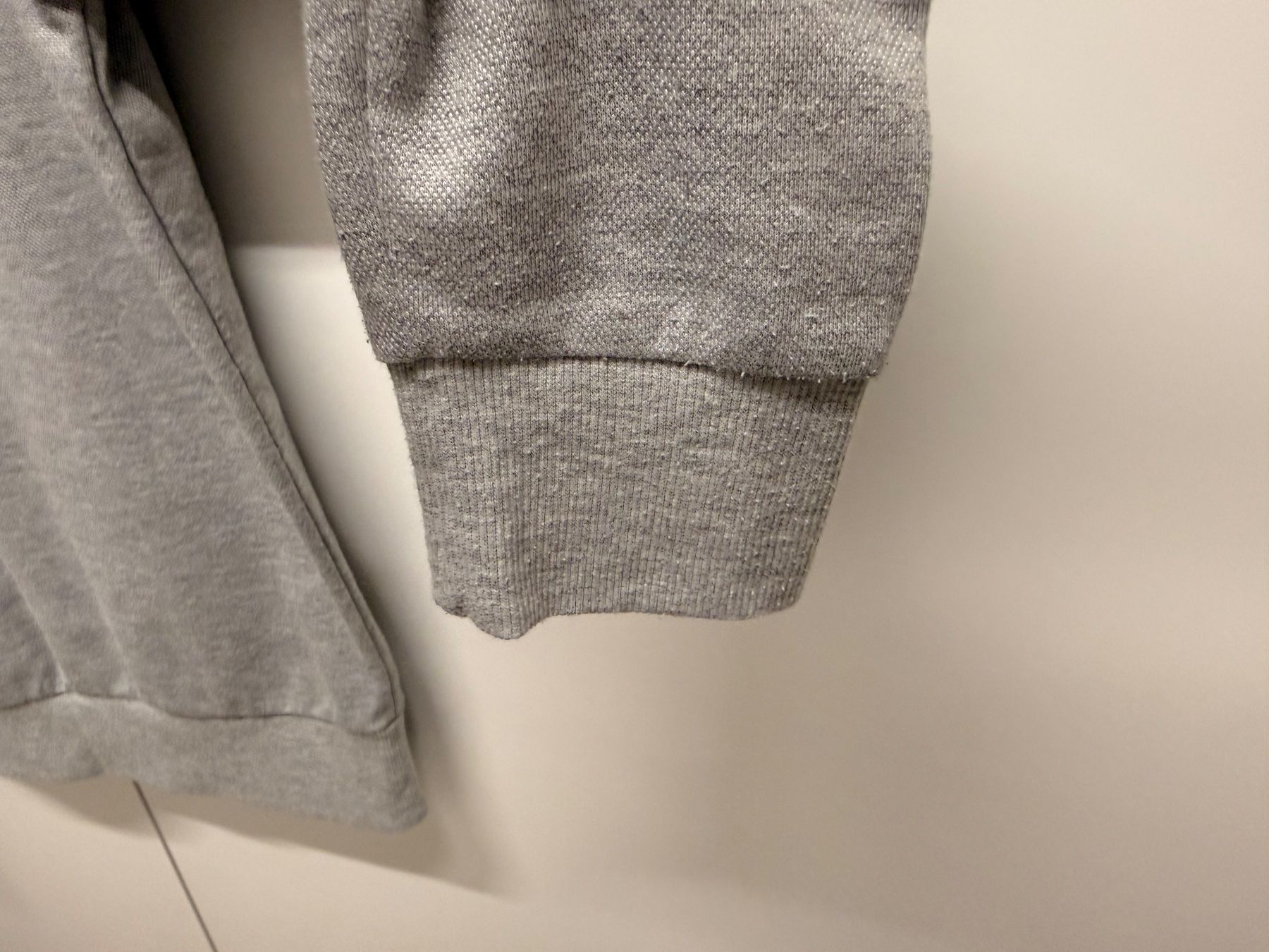 Primark Pullover & Sweatshirts: Pullover Primark grau mit Schulterdetails Grösse M – Gebraucht aus Zürich von celai. 4