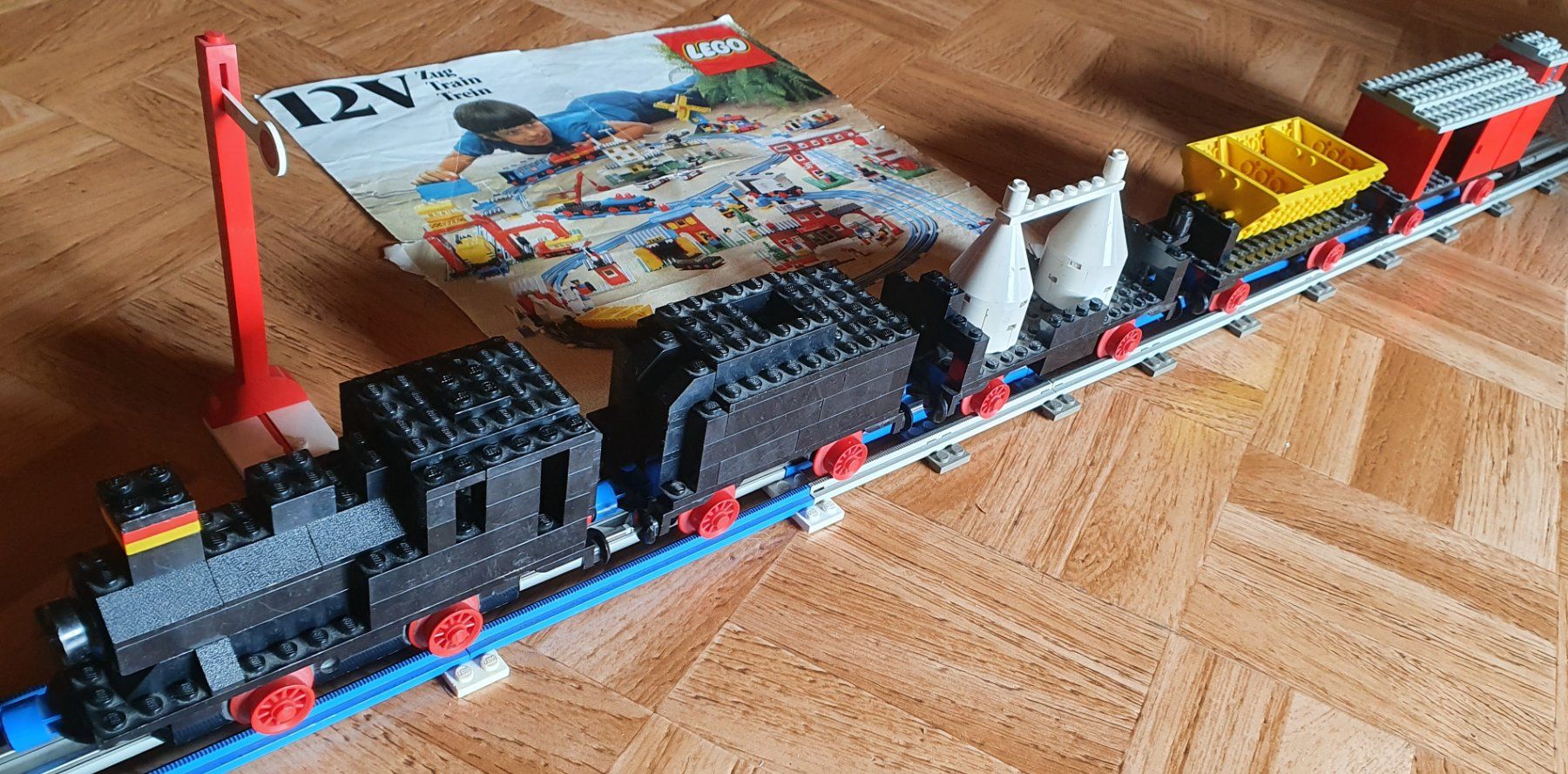Lego Spielzeuge: LEGO Bahnhof & Güterzug – Gebraucht aus Beromünster von  3