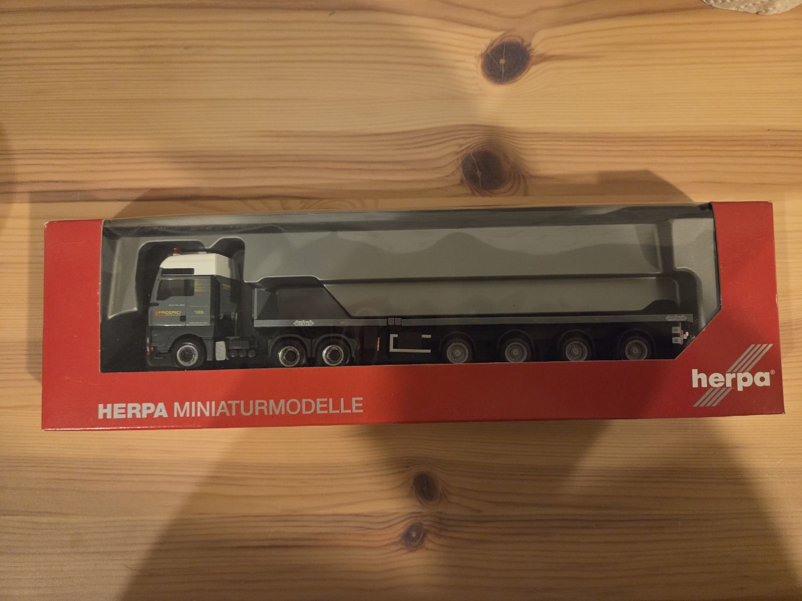 Herpa Modellini d'auto: MAN Sattelschlepper Frederici – Nuovo (secondo la descrizione) da Urdorf venduto da Drutsch