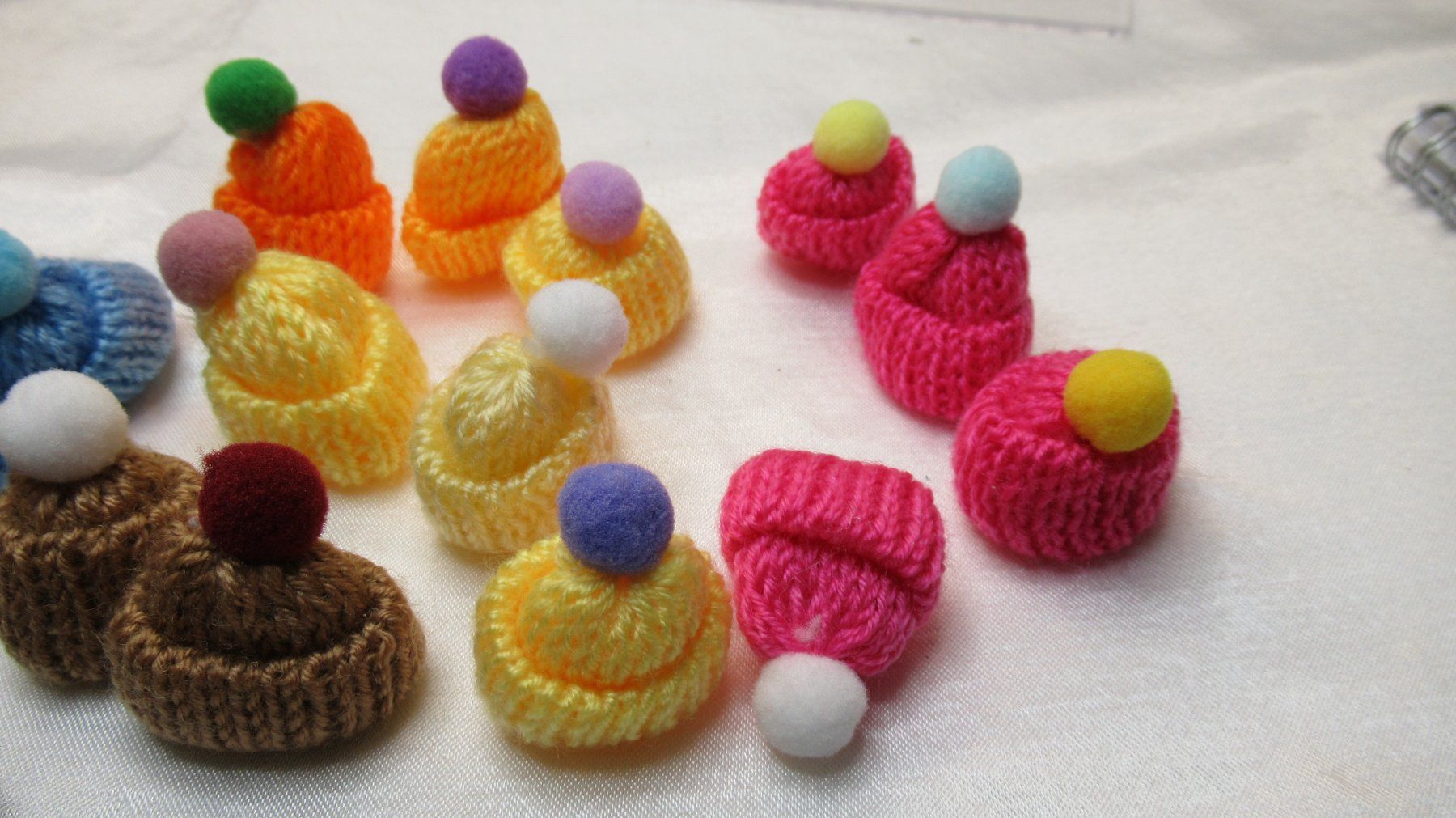 Kit bricolage: Mini Mützen gestrickt Pompon 19 Stück – Nuovo e nell'imballaggio originale da Meisterschwanden venduto da TiSiBu59 1