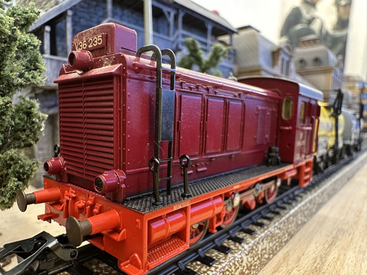 Märklin Modelleisenbahnen: Märklin 3446 DB V36 digital Güterzug – Gebraucht aus Lupsingen von New-Haven