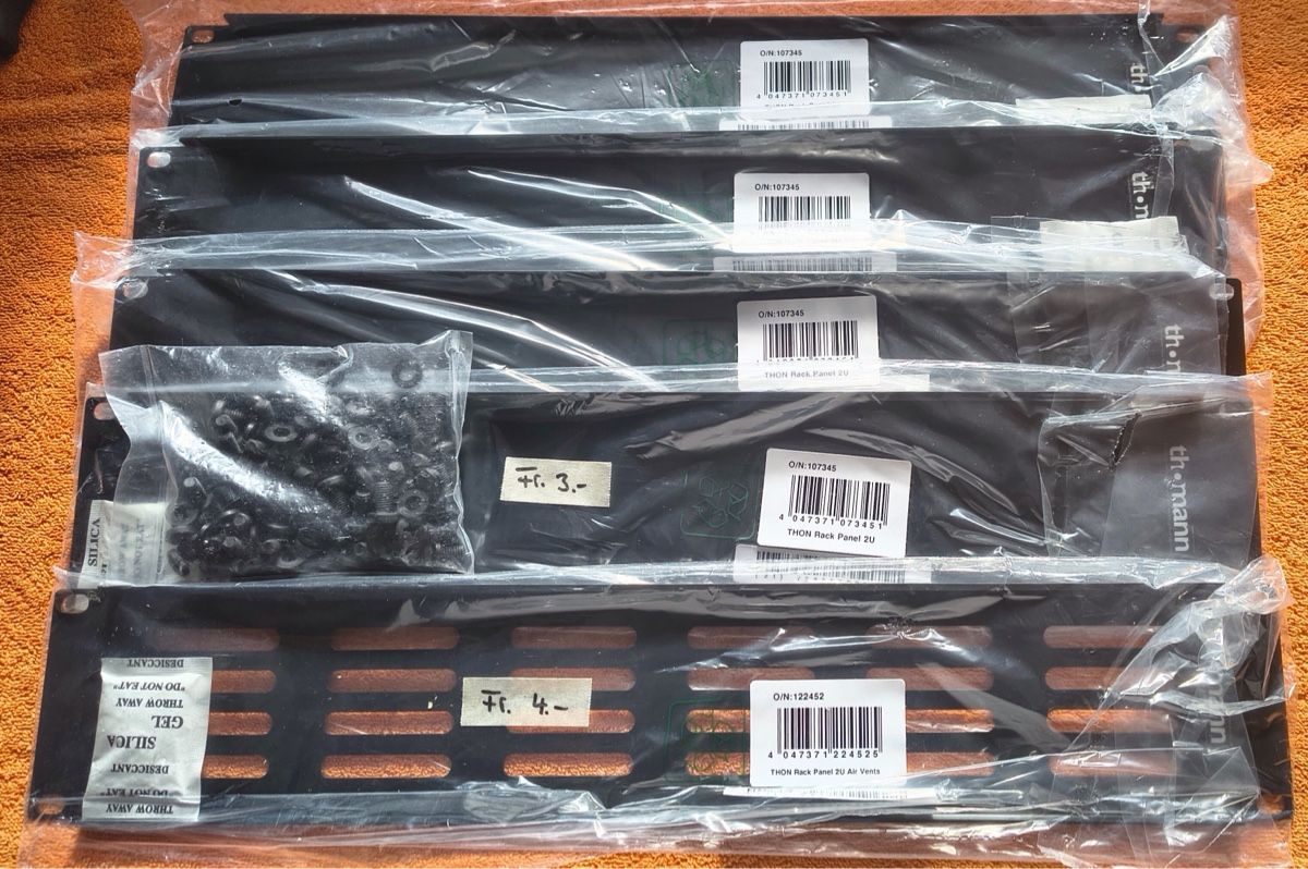 Altri accessori: Thon Rack Panel 2U (gemischt) – Nuovo e nell'imballaggio originale da Unterägeri venduto da Vivi55vivi