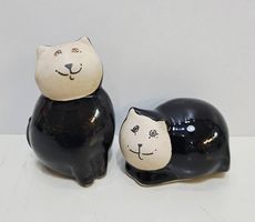 Zwei Katzenstatuen