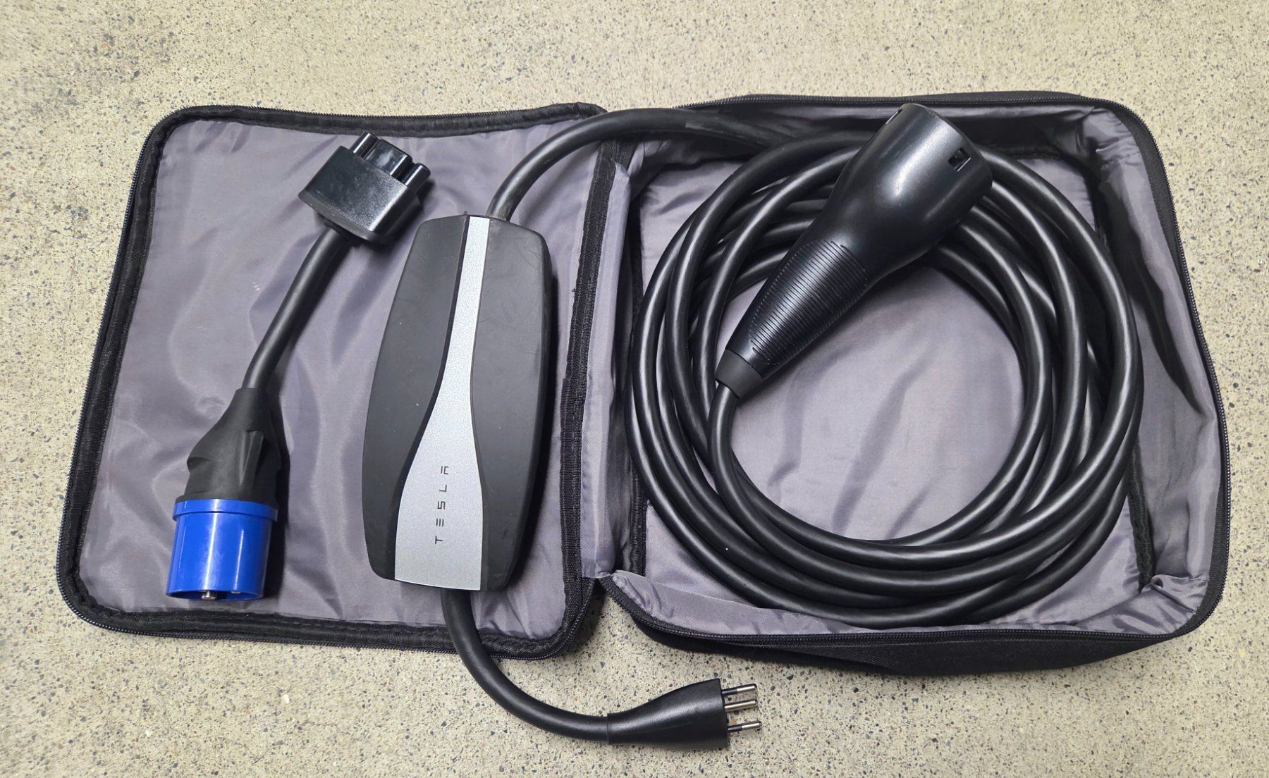 Tesla Batterie-Ladegeräte: Tesla Mobile Connector Ladestation Typ 2 mit Tasche – Gebraucht aus Gossau SG von Mr_raab