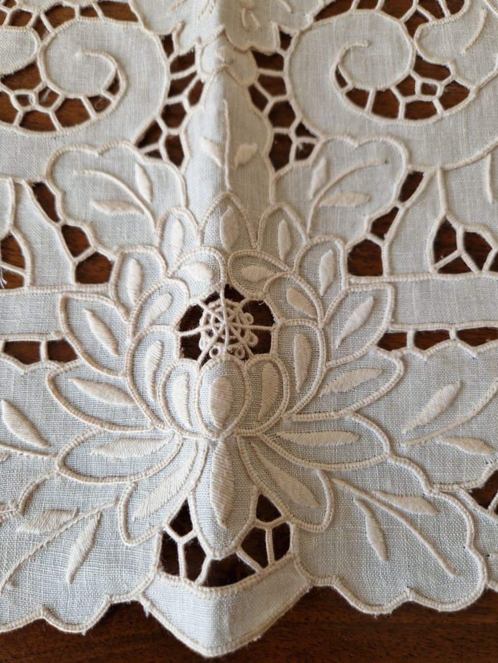 Altra biancheria da tavola: Wunderschöne Tischdecke, Handarbeit 85x83cm – Nuovo (secondo la descrizione) da Bern venduto da Antikbatik 6
