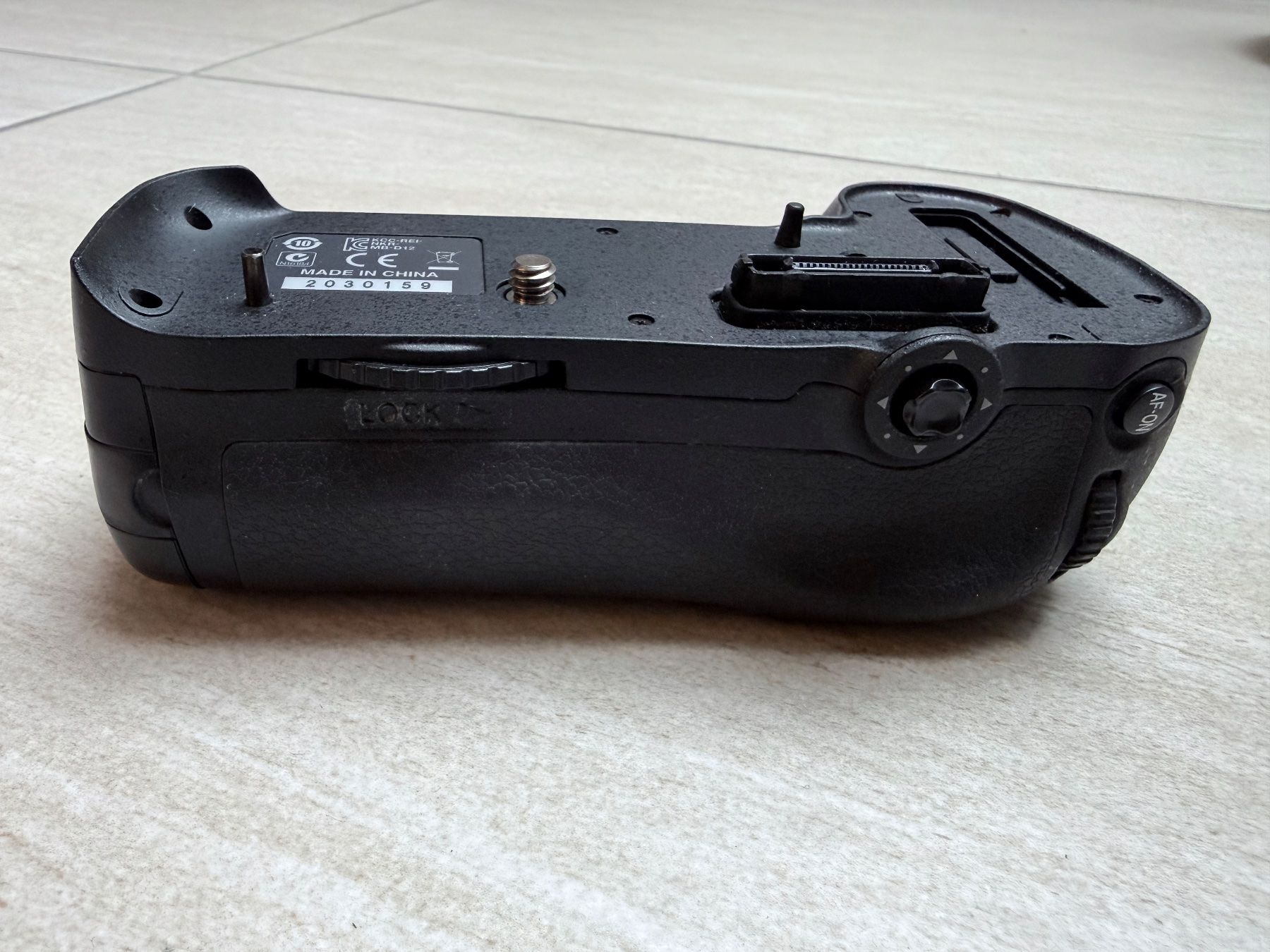 Nikon Batterie: Nikon Multi Power Battery Pack MB-D12 Batterie Griff – Usato da Boningen venduto da Tannsebaum 2