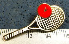 TENNIS RACKET SCHMUCK ANSTECKNADEL ENAMEL GOLDIG VINTAGE