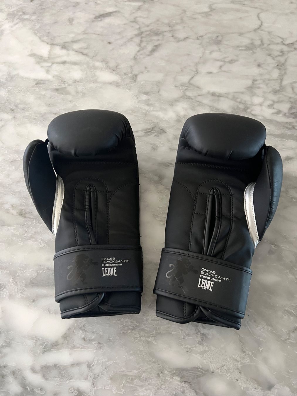 Guanti & manicotti: Boxhandschuhe Leone Black Small Hand 10 OZ – Usato da Hünenberg See venduto da mississauga 2