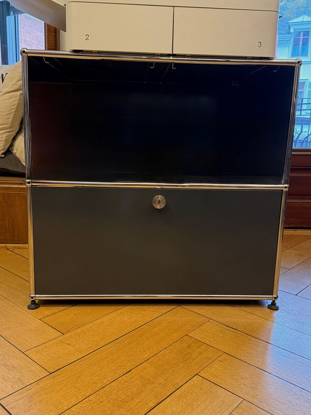 Kommoden: USM Haller Sideboard – Anthrazit – Klapptür – Gebraucht aus Basel von bubblyfactory