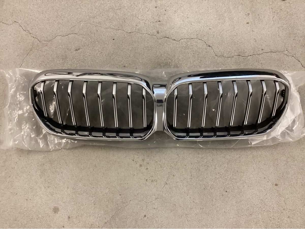 BMW Tutti pezzi di ricambio auto: BMW 5er Grill verchromt – Usato da Unterlunkhofen venduto da Beko80