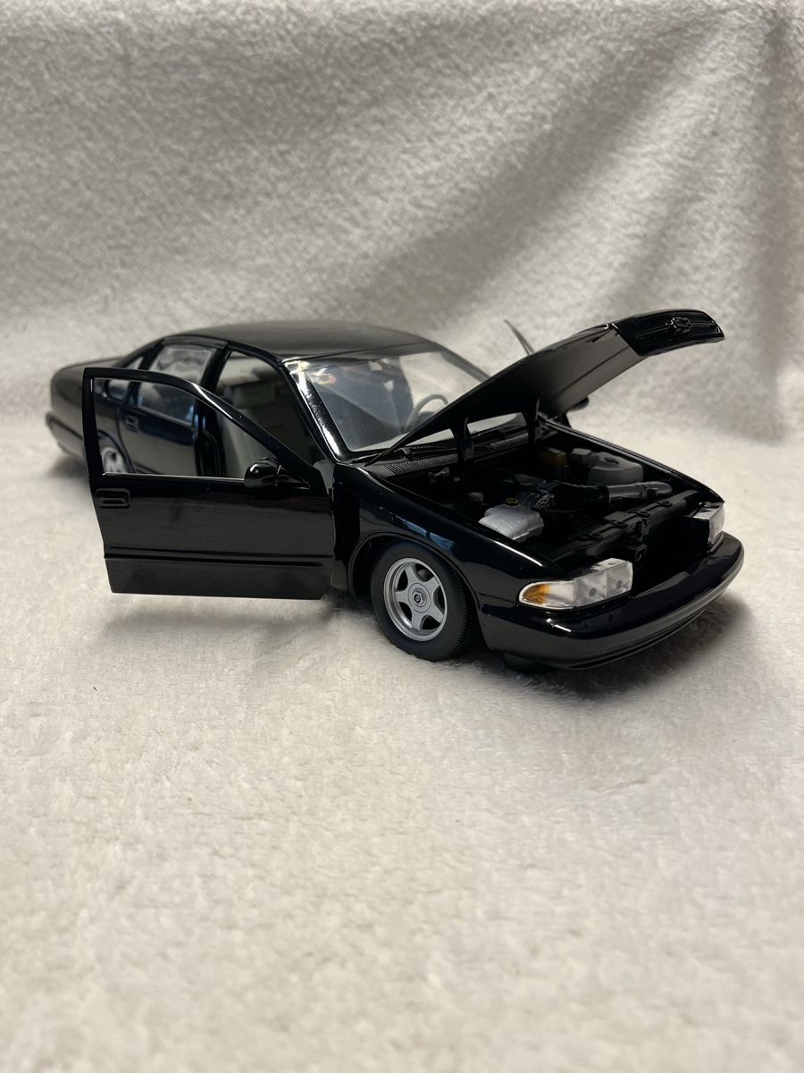 UT Models Modellini d'auto: Chevrolet Impala SS   – Nuovo (secondo la descrizione) da Oberweningen venduto da mer_2yn9 2