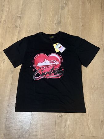 Corteiz Schwarzes Tshirt mit Herz rot, neu, Gr. M, top Quali
