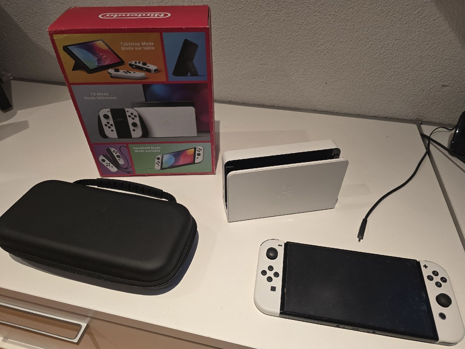 Nintendo Consoles: Nintendo Switch OLED mit OVP weiss mit Tasche – D'occasion à Wettingen par Squgnizzu75