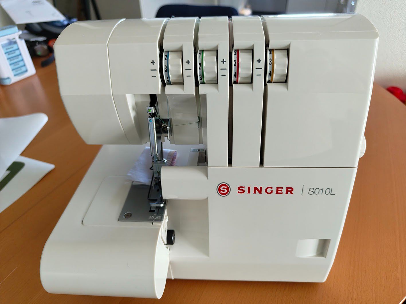 Singer Macchine da cucire: Machine à surjeter SINGER S010L blanche - très bon état – Nuovo e nell'imballaggio originale da Payerne venduto da franky_23