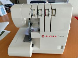 Machine à surjeter SINGER S010L blanche - très bon état