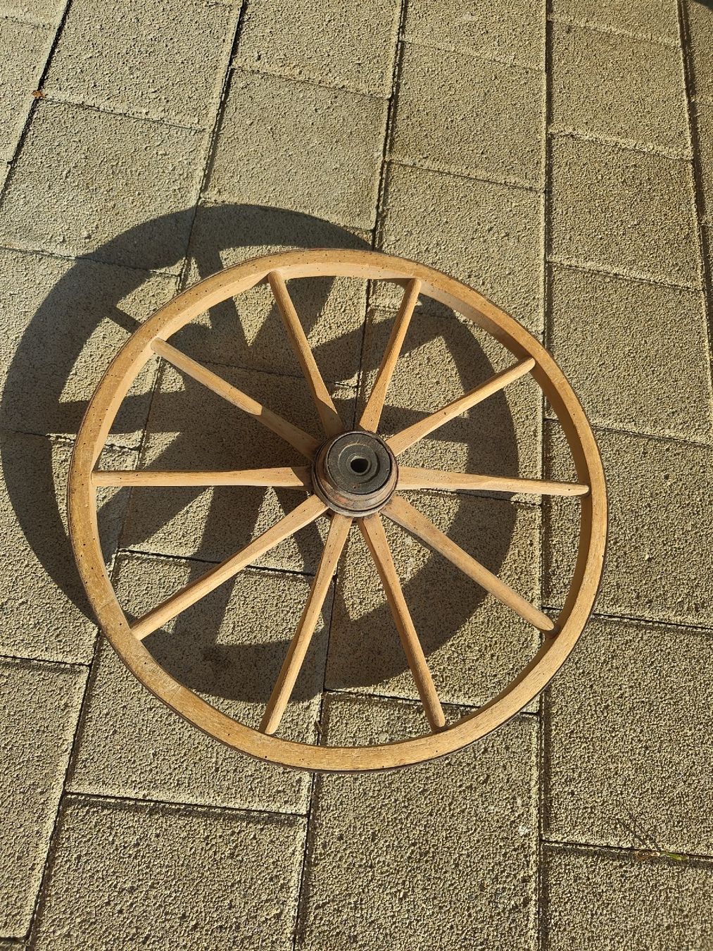Toutes les décorations: Altes Holzrad Speichenrad mit Metallnabe  – D'occasion à Schaffhausen par jasi00jk
