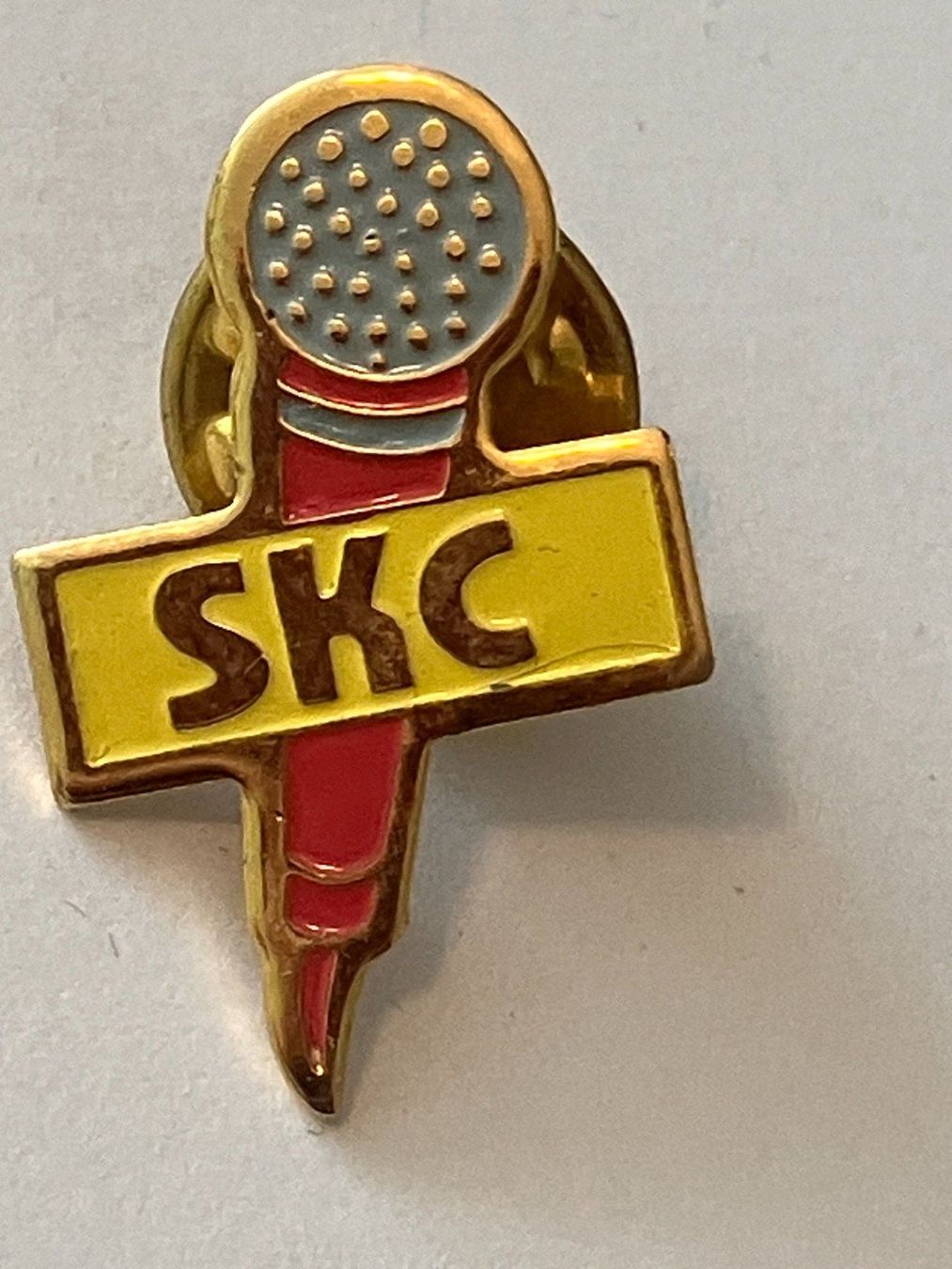 Placchette & Badge: 1 Pin SKC Mikrofon – Usato da Basel venduto da djwwpp