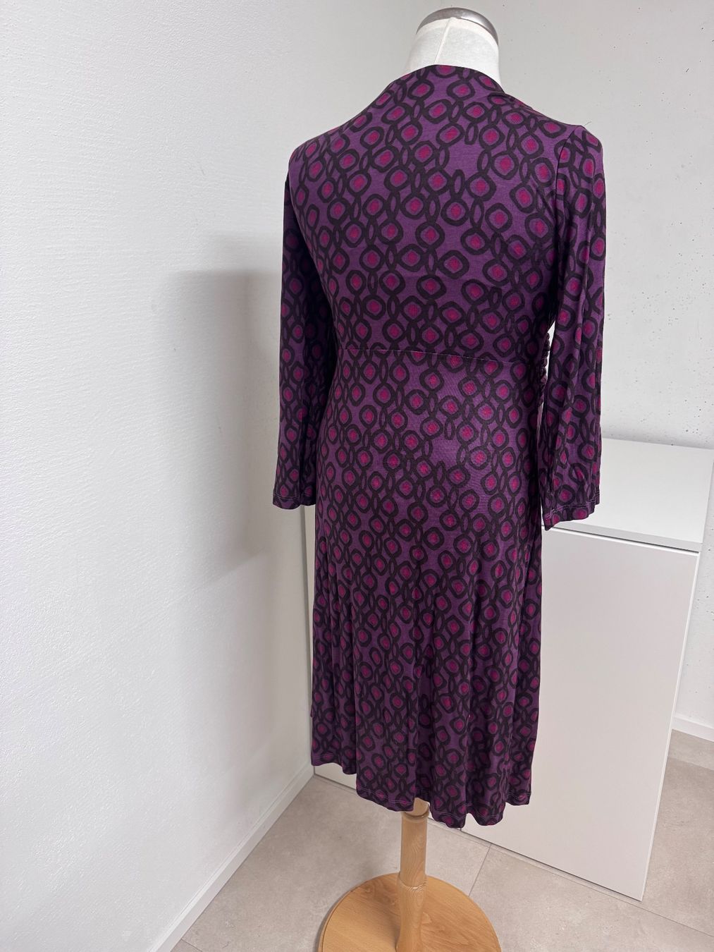 Vestiti: Komfortables violette Kleid von Boden mit auffälligem Muster – Usato da Zürich venduto da van_5xbk 3