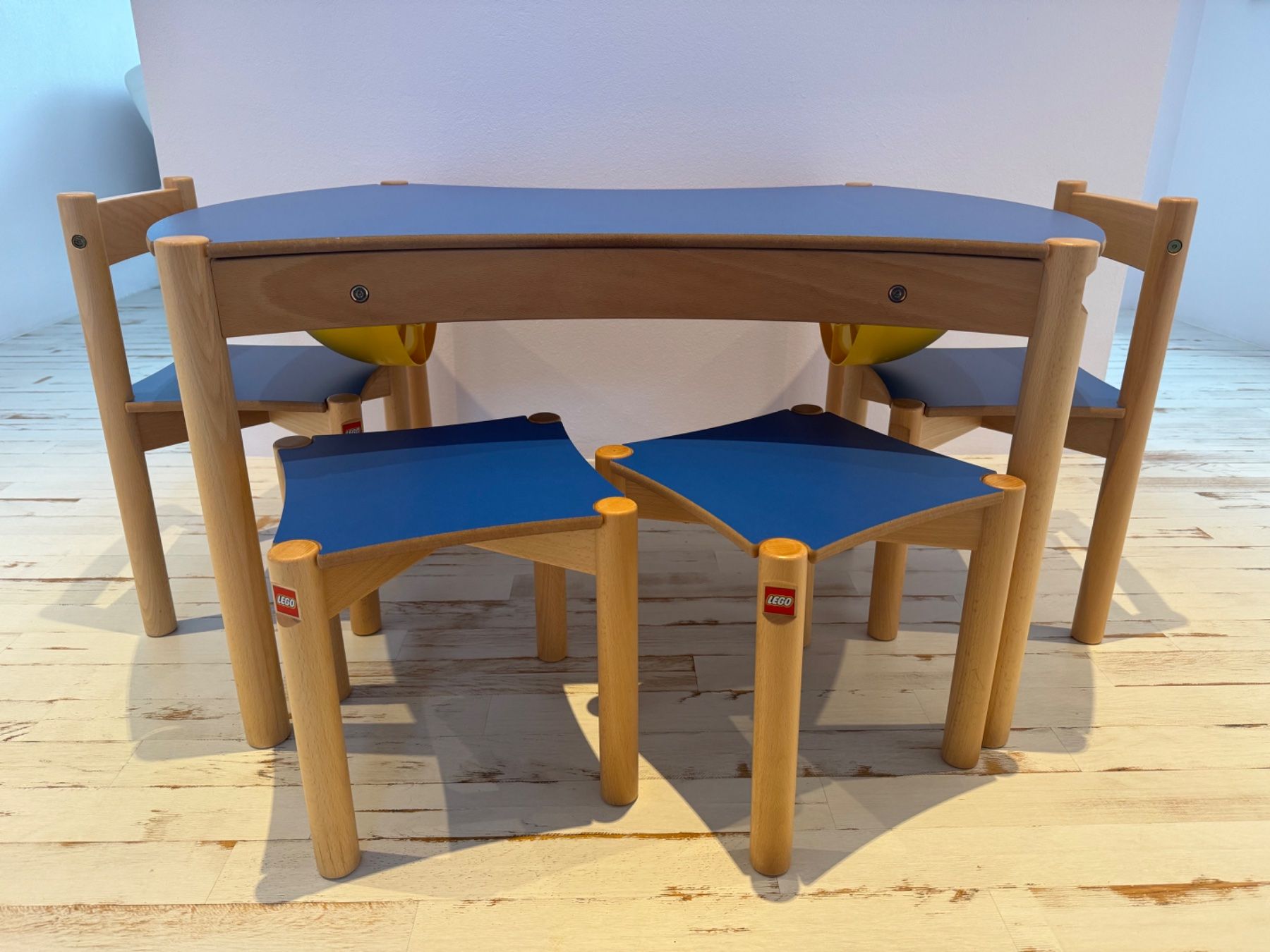 Tische: Lego Spieltisch Original + 2 Stühle + 2 Hocker – Gebraucht aus Solothurn von Manjascha 1