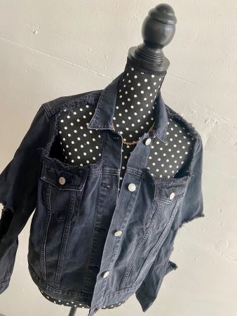 Schwarze Jeansjacke mit Cut-Outs – Grösse M – Statement Look