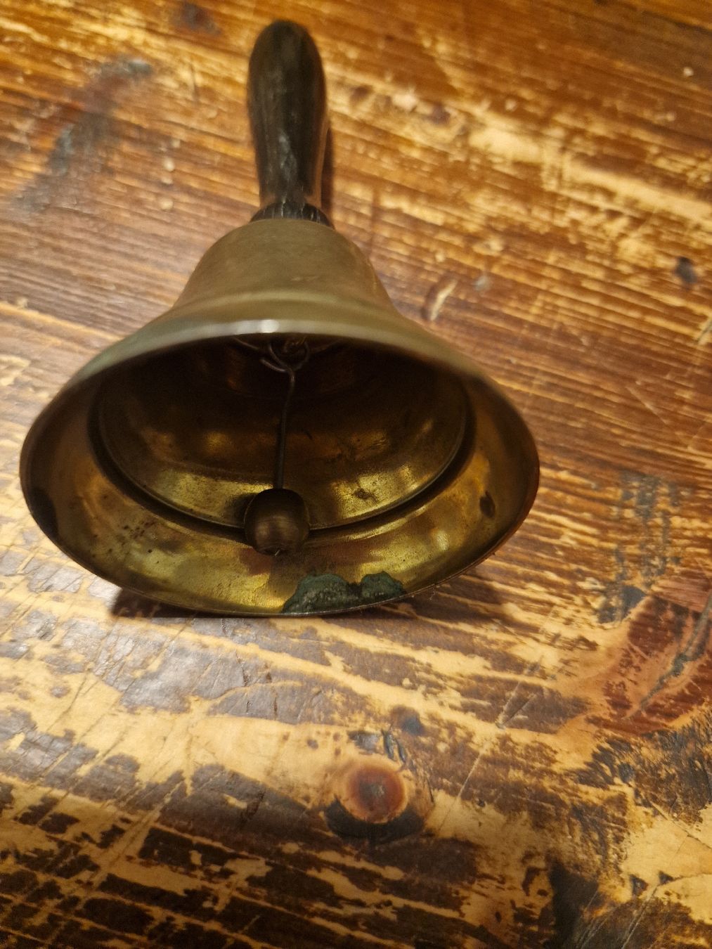Cloches & sonnailles: Glocke mit Holzgriff alt Messing – D'occasion à Weite par Liane1973 1