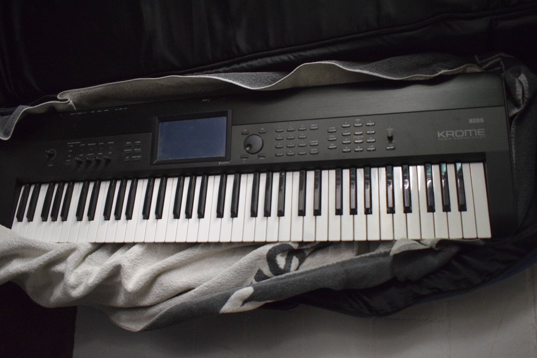Strumenti musicali: Korg Krome mit Tasche – Usato da Zürich venduto da Brockito
