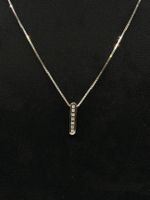 Collier en or blanc avec pendentif rectangulaire diamants
