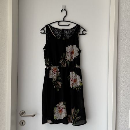 Kleid ONLY schwarz mit Blumenmuster Grösse 34