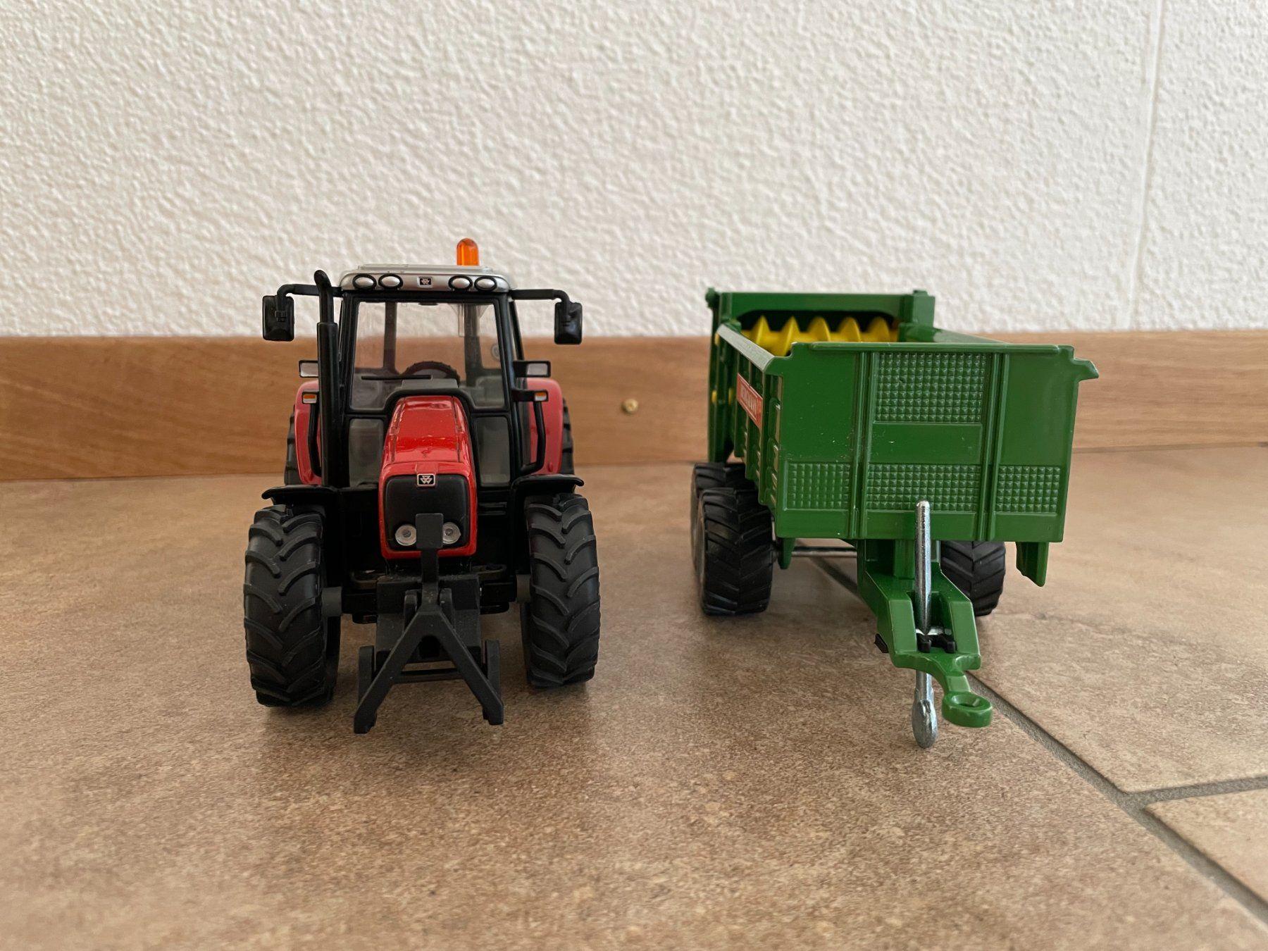 Massey Ferguson Trattori: SIKU Massey Ferguson 5455 mit Bergmann – Nuovo e nell'imballaggio originale da Kreuzlingen venduto da Stefan1150 1