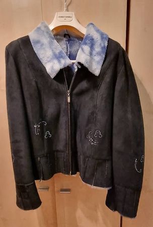Schwarze Wildlederjacke, Gr. M, mit blauem Fellkragen