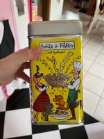 Boîte vintage métal pâtes Derrière la porte