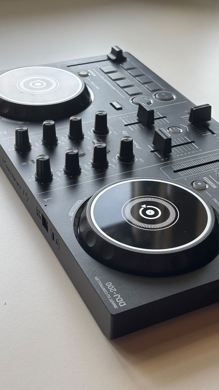 Pioneer Console di mixaggio: DJ Controller Pioneer DDJ-200 set – Usato da Wangen SZ venduto da Cabrio19 5